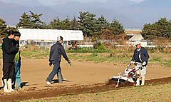 野菜コースでタマネギの定植を行いました。