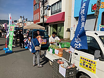 しののい軽トラ市2024に出店し学校で栽培した農産物を販売しました