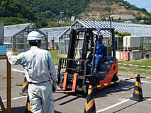 フォークリフト・車両系建設機械の技能講習が行われています