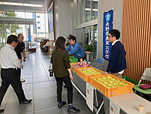 学校で栽培した新鮮な農産物を「信濃毎日新聞長野本社」1階ロビーで販売しました